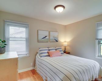 Ann Arbor Home with Deck, 2 Mi to Michigan Stadium! - Ann Arbor - Bedroom