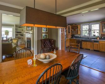 A Beautiful Historic Home in the heart of Manchester Center - Manchester - Їдальня