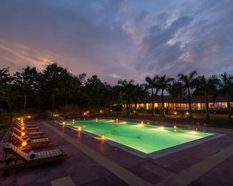 Soulacia Hotel & Resort - Kanha - Piscina