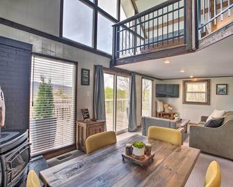 Overlook Loft Deck and Panoramic Shenandoah Views - Elkton - Living room