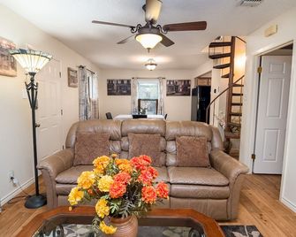 Home away from Home No City Tax - San Antonio - Sala de estar