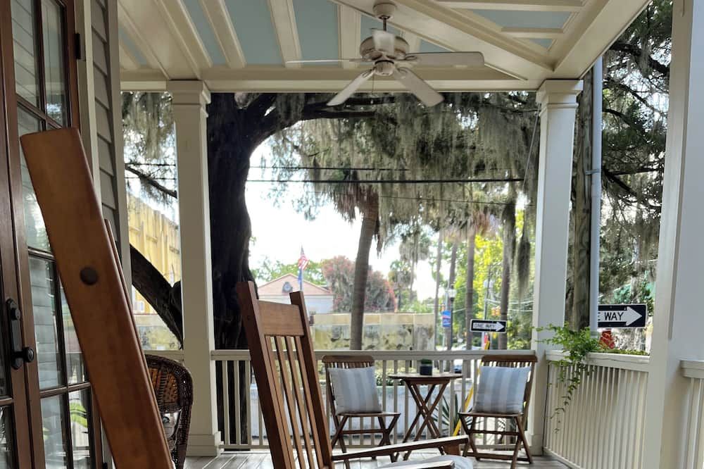 Patio view of Couples Retreat, Walk to waterfront, shops and restaurants!