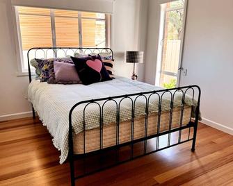 Happy Stays - Retro Haven - Shepparton - Bedroom