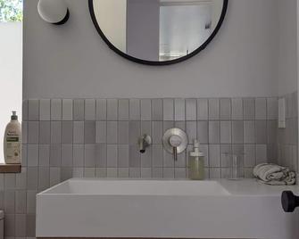 Newly Remodeled Home in Quaint Bolinas! - Bolinas - Bathroom