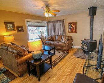 Charming Home In the Heart of Downtown Philipsburg - Philipsburg - Sala de estar
