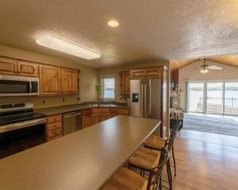 Spacious Home on East Lake Okoboji - Spirit Lake - Kitchen
