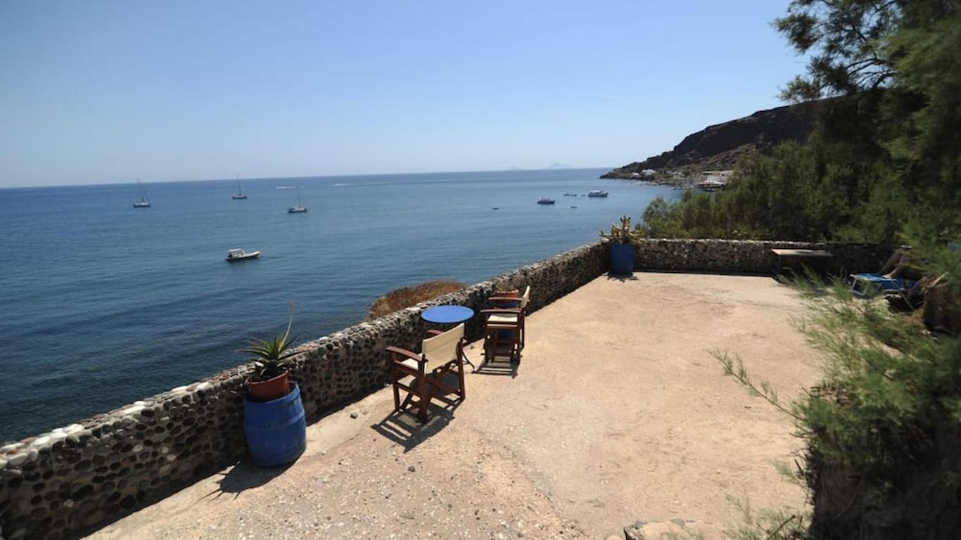 Akrotiri Hotel