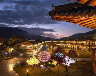 Jeonju Wangyijimil Hanok Hotel - Чонджу - Вигляд зовні