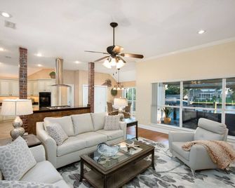 New Orleans Area 5BR 3.5ba with Gourmet Kitchen and Private Boat Dock - Slidell - Living room