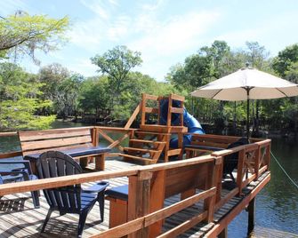 Located on the Santa Fe River perfect for boating & tubing on the Ichetucknee. - Branford - Patio