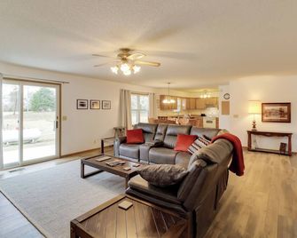 Henderson Home w/ Patio: 1 Mi to Norfork Lake - Henderson - Living room