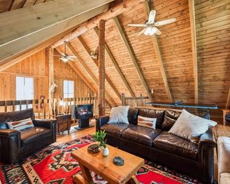 Cozy Log Cabin on 15 acres, with private lake, 1 mile from Lake Michigan - Coloma - Living room