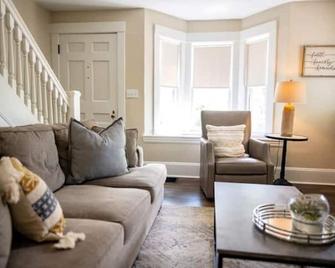 Charming home steps away from Main Street Hudson and Western Reserve Academy - Hudson - Huiskamer