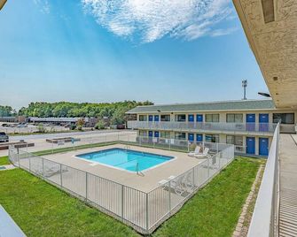 Motel 6 Kansas City, Mo - Airport - Cidade do Kansas - Piscina