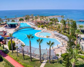 أوز هوتلز إنسيكوم بيتش ريزورت - الانيا - حوض السباحة