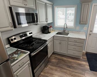 Waterfront house with sandy beach near downtown - Prudenville - Cocina