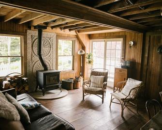 Historical Catskill mountains Farmhouse with Hiking, Fire Pit, Hot Tub, King bed - Claryville - Sala de estar