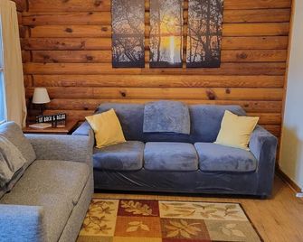 Log Cabin 12 with Hot Tub at Osborn Boat Ramp on Patoka Lake - French Lick - Salon