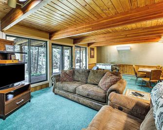 Modern Black Hills Cabin w/ Loft & Wraparound Deck - Rapid City - Living room