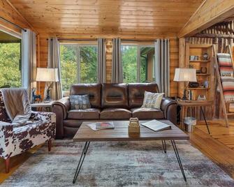 Family Friendly Cozy Creekside Getaway! Hot Tub on the creek - Silver Plume - Sala de estar