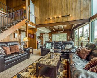 Amazing home with pub and pool table in the loft + mountain views & fireplace - Lake Arrowhead - Sala de estar