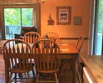 Riverfront Chalet - fantastic riverfront lot! - Walland - Comedor