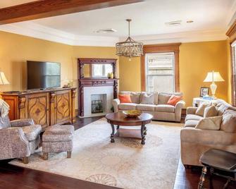 Mansion Pet-Friendly Downtown - Clarion - Soggiorno
