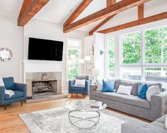 Spacious 6 Bdr Conyers Home 2 Miles From Georgia Horse Park Sleeps 20 - Conyers - Living room