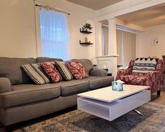 Cozy 2-bedroom house in Kansas City near 2 big stadiums & 10 mins from downtown - Kansas City - Wohnzimmer