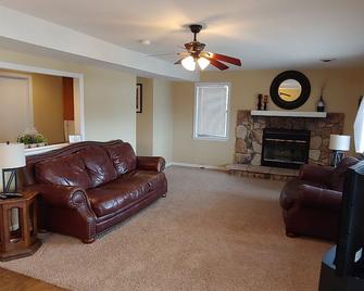 Lakefront Home at Captain Ron's #56 - Sunrise Beach - Sala de estar