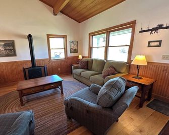 Cozy 2-bedroom cabin on private 1200 acre ranch; wildlife, views, adventure - Evanston - Living room
