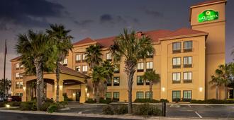 La Quinta Inn & Suites by Wyndham PCB Pier Park area - Panama City Beach - Rakennus