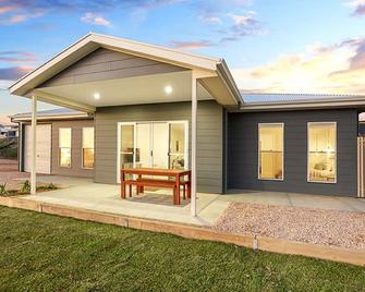 High Tide Shack on Palmer - Pet Friendly - Wallaroo - Building