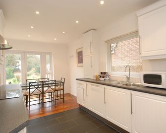 Abacus Bed and Breakfast - Camberley - Kitchen