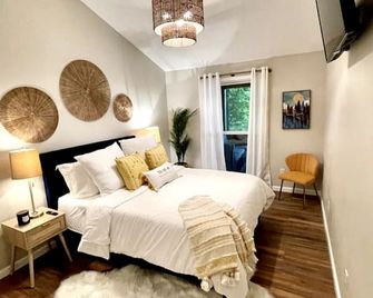 Outstanding Lakefront Cottage with Fire Pit in Cadiz, Kentucky - Cadiz - Bedroom