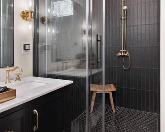 Modern Lake House 3 Blocks from The Lake - Buckeye Lake - Bathroom