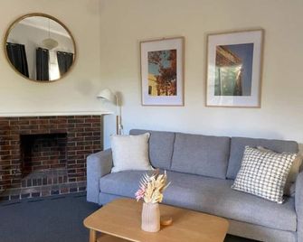 Awesome Apt meters from Indian Ocean Beach - Hosted by Canstay - Fremantle - Wohnzimmer