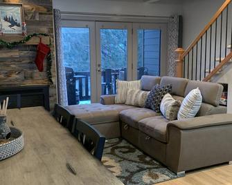 A Cozy Mountain Retreat\nwith boat parking fun for the whole family. - Huntsville - Living room