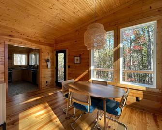Modern, woodsy 2-bedroom cabin for pet-friendly, family-friendly, cozy getaways - Rockmart - Comedor