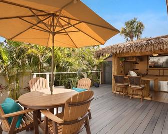 One-of-a-Kind Private, Secluded & Tropical Paradise w/TIKI Bar - Belleair Bluffs - Patio