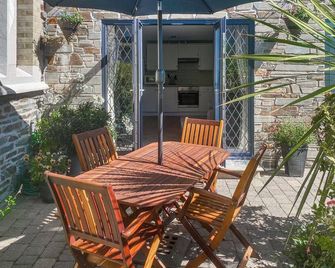 2 bedroom accommodation in Plympton, near Plymouth - Plymouth - Patio