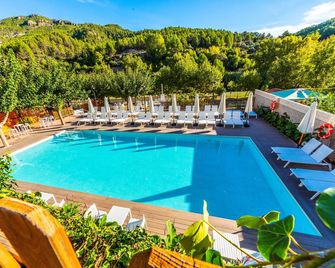 Hotel Rosaleda del Mijares - Montanejos - Pool