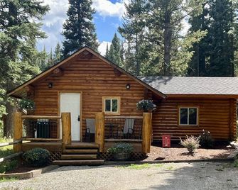 Cozy and Rustic 'Bear Themed' Cabin~private pond and 7 miles to YNP entrance! - West Yellowstone - Building