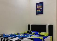 Neesa Homestay Bukit Gambang-Muslim - Gambang - Habitación