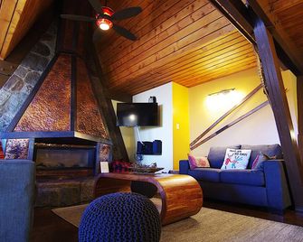 A Loft Above, Ski in/out, 3 Lofts, Private Hot Tub - Vernon - Salon