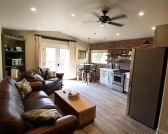 Romantic Private Getaway! Hot tub, Fireplace and Views! - Hopland - Living room