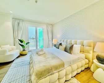 Venduras - Spacious 4BR Villa in La Mer - Dubai - Bedroom