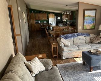 Craig Lake Cottage - Lakefront, with pontoon rental available, on 7 lake chain. - Coldwater - Obývací pokoj