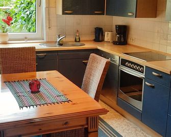 Quiet, cozy small apartment on the ground floor in Oggersheim, shared use of garden - Ludwigshafen am Rhein - Kitchen