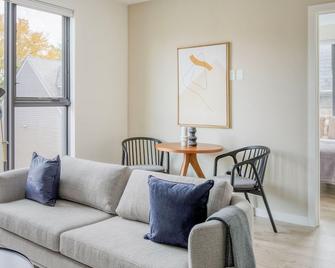 Great Mission Hill Studio, Fully Furnished, by Blueground - Boston - Living room